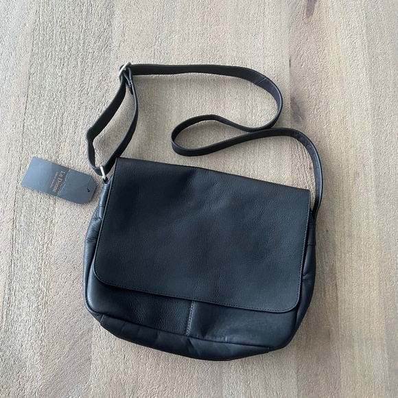 Le Donne Full Flap Over Shoulder Bag Black NWT - Picture 1 of 13
